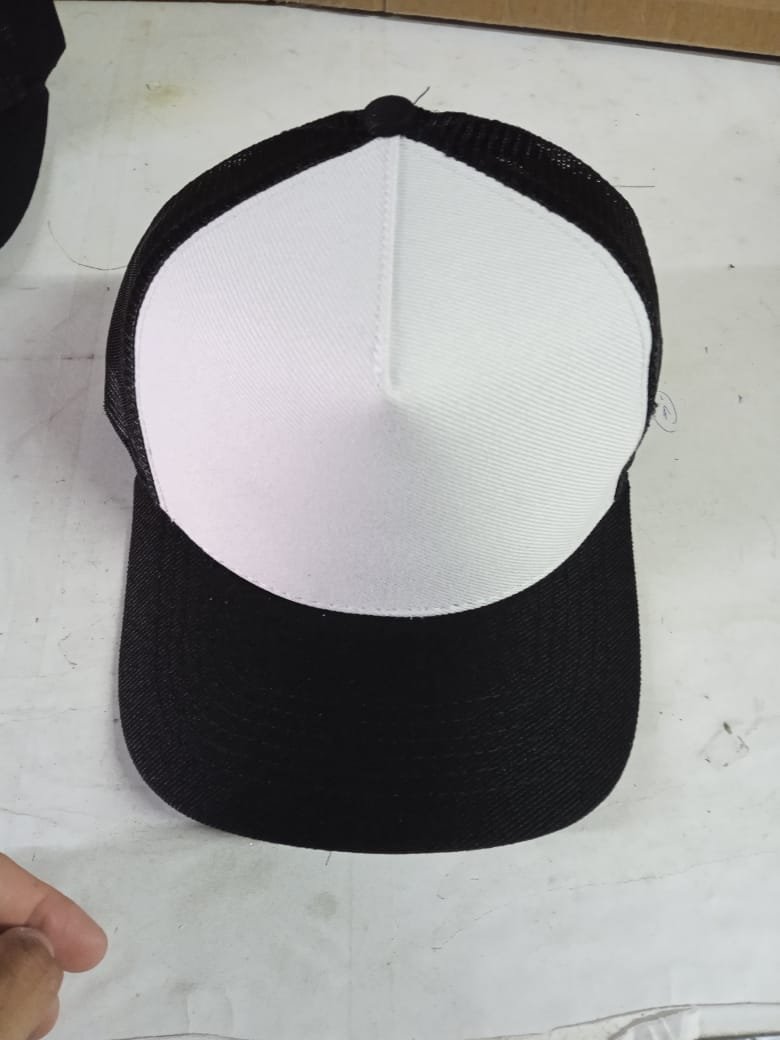 Boné Liso Trucker - Preto e Branco