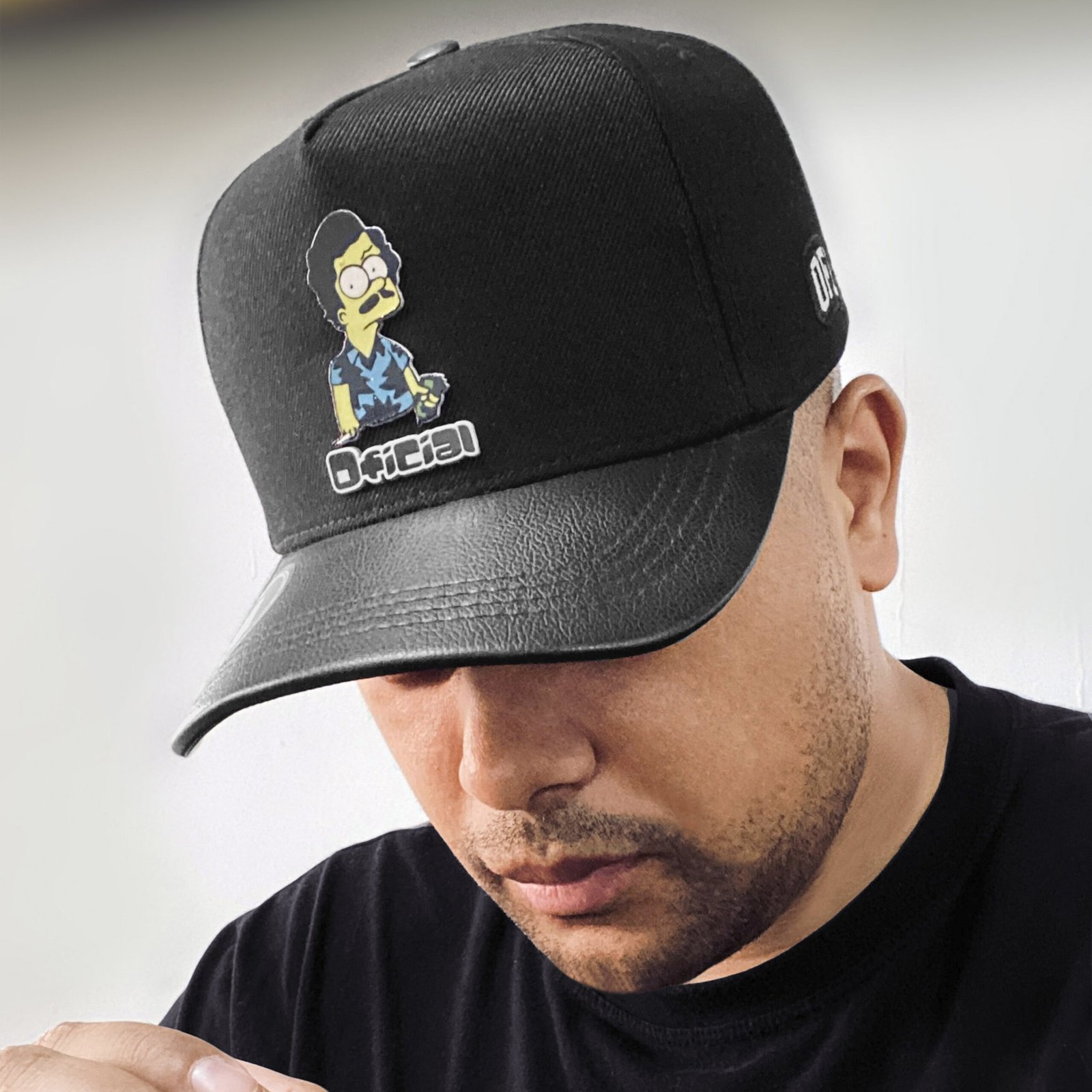 Boné Snapback Escobar Aba Curva em Courino Preto